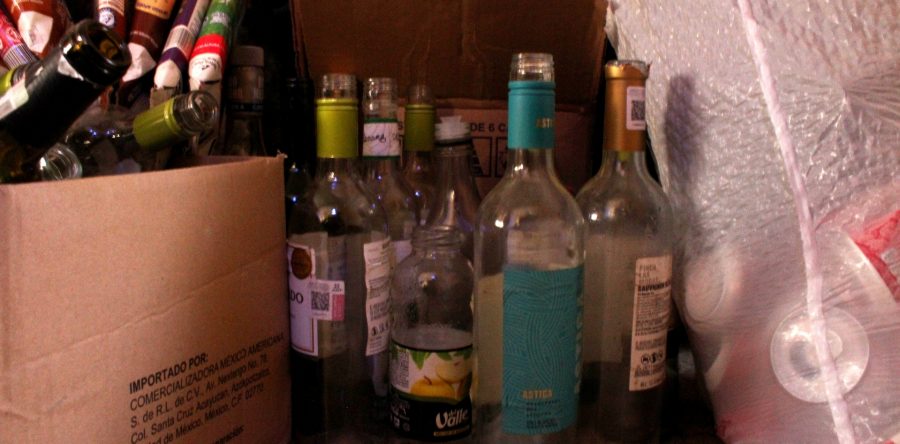 Intercambian materiales reciclables por árboles frutales