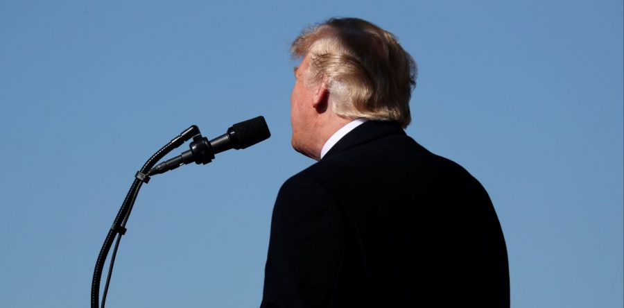 México no ha podido detener caravana, dice Trump y declara emergencia nacional