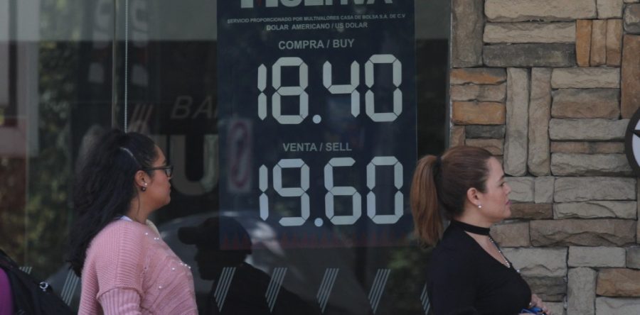 Peso pierde ante fortaleza global del dólar