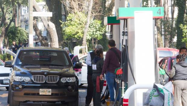 Promesa de reducir precios de combustibles puede meter en líos a próximo gobierno, consideran