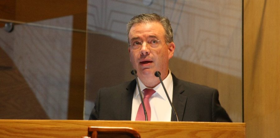 Reconocen a gobernador del BdeM como el mejor banquero central