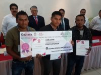 Santa María Tlahuitoltepec recibe premio por su buen ejercicio de Contraloría Social