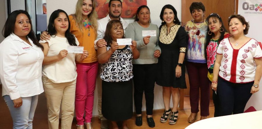 Entregan la SMO e ICAPET créditos del Programa Palabra de Mujer