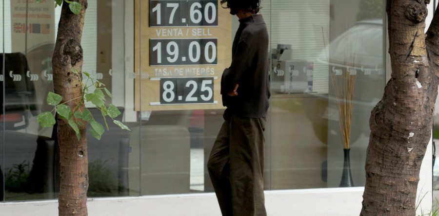 Se recupera peso junto con otras monedas emergentes