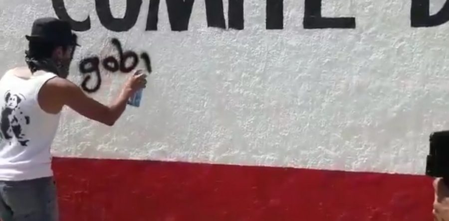 Vandalizan normalistas paredes de oficinas del PRI