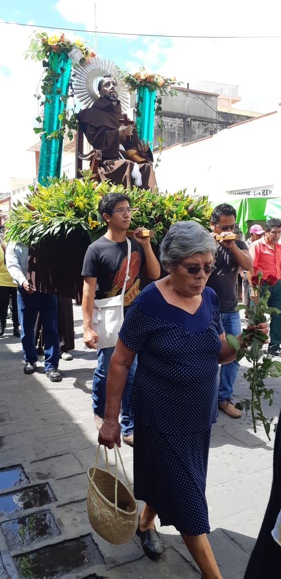 Celebran files católicos a San Francisco de Asís