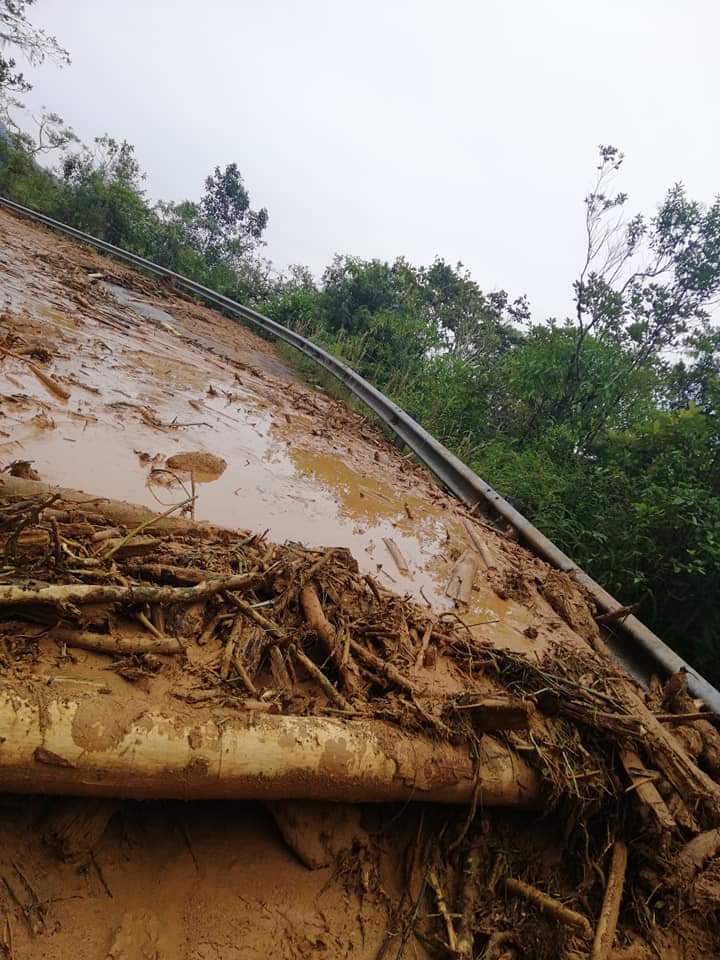 Continúan trabajos para localizar a familia presuntamente sepultada por deslave en Metaltepec