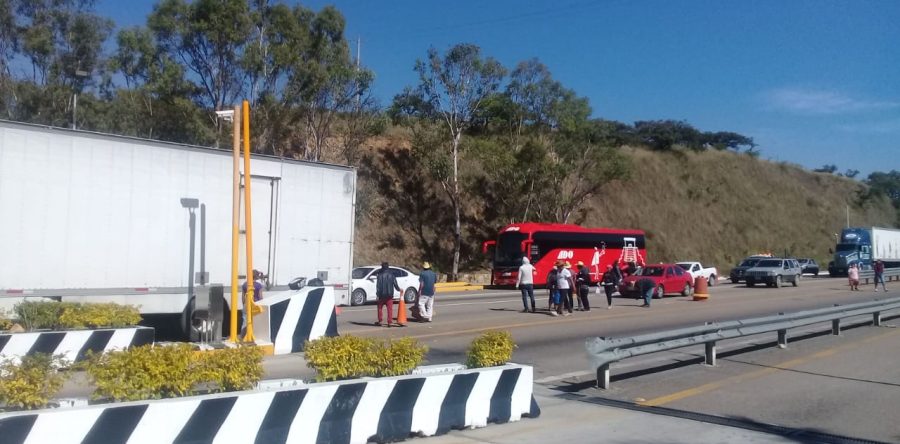 Colonias Unidas se apoderan de la Caseta de Cobro de Huitzo