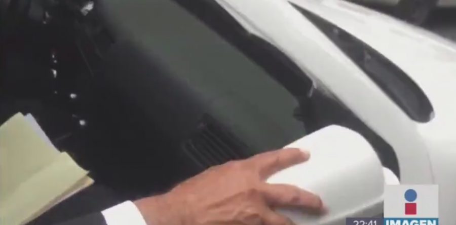 “No hay problema”, dice AMLO a reporteros que rompieron retrovisor de su auto