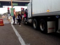 Normalistas madrugan y toman caseta Huitzo