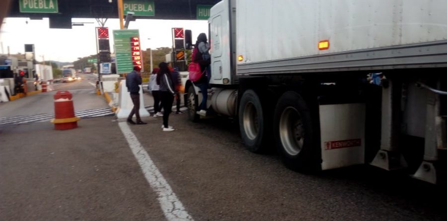 Normalistas madrugan y toman caseta Huitzo