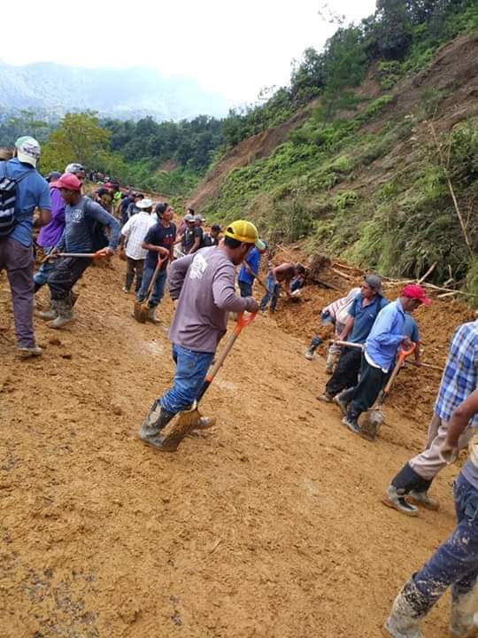 Realizan tequio en Metaltepec Mixes para localizar a una familia sepultada
