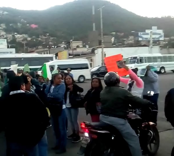 Exigen reconstrucción de escuela con bloqueo de carretera