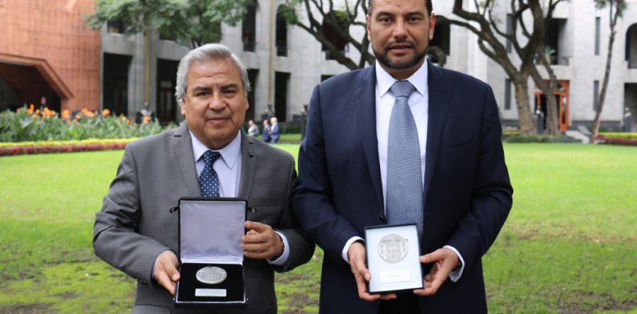 Por su vocación de servicio, reconocen al médico oaxaqueño Miguel Ángel Reyes Franco