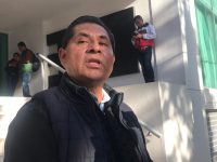Trabajadores de Salud de la Mixteca protestaron en sus oficinas de Reforma.
