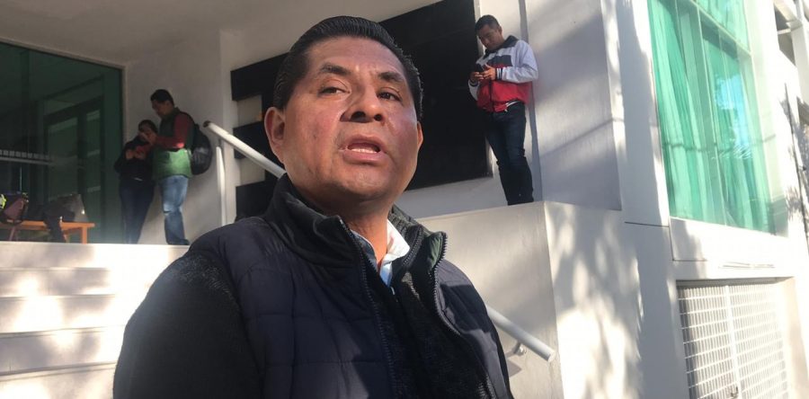 Trabajadores de Salud de la Mixteca protestaron en sus oficinas de Reforma.