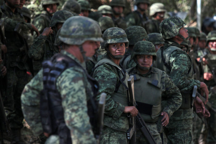 “El Ejército está sosteniendo a un gobierno que ha traicionado al país”: general Gallardo