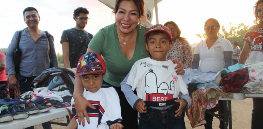 Con el fin de beneficiar a los grupos más vulnerables, Raúl Cruz y su esposa entregan ropa para mitigar el frío