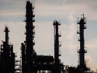 Barril de crudo se hunde 6% por comentarios de Trump sobre Arabia Saudita