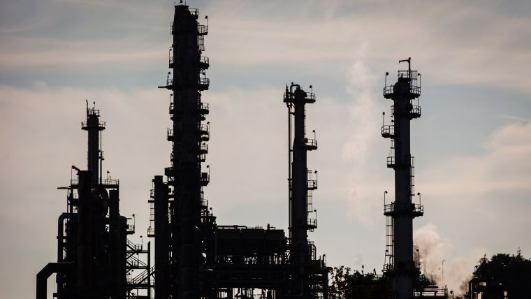 Barril de crudo se hunde 6% por comentarios de Trump sobre Arabia Saudita