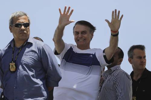 Bolsonaro amenaza con poner fin a medios que lo criticaron