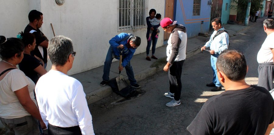 Capitalinos se suman al tequio de bacheo en frío