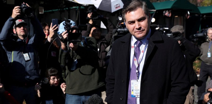 Casa Blanca amenaza con vetar a reportero de CNN; la cadena pide audiencia