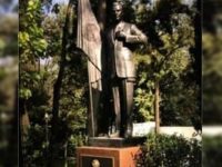 Colocan estatua de Peña Nieto en Los Pinos
