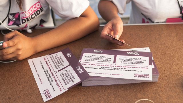 AMLO quiere reforma al artículo 35 para hacer más consultas populares