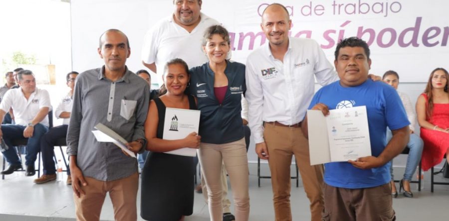 Christian Holm Rodríguez y Freddy Gil Pineda Gopar acercan Feria de Servicios en el municipio de San Pedro Mixtepec