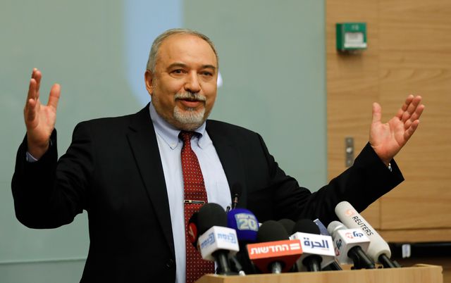 Dimite ministro israelí de Defensa; rechaza tregua con palestinos