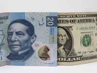 Dólar se vende hasta en 20.70 pesos en casas de cambio