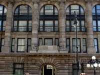 Iniciativa para eliminar varias comisiones amenaza la autonomía del BdeM: Moody’s