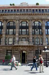 Iniciativa para eliminar varias comisiones amenaza la autonomía del BdeM: Moody’s