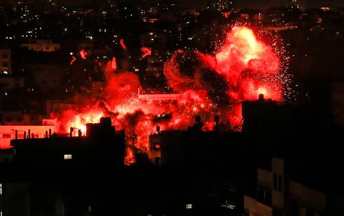 Milicias palestinas lanzan cohetes a Israel, que bombardea la franja de Gaza