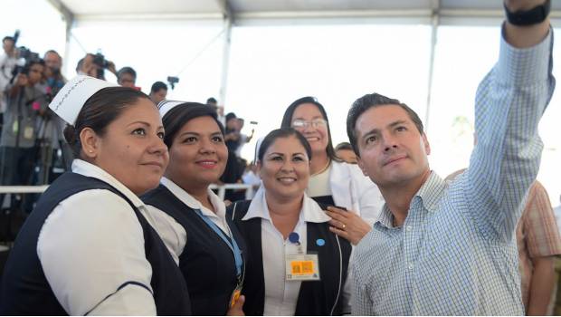 Rechaza Peña Nieto dar consejos de gobierno a López Obrador