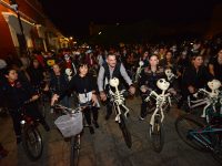 Recorridos en bicicleta enmarcan las festividades   de muertos en Oaxaca