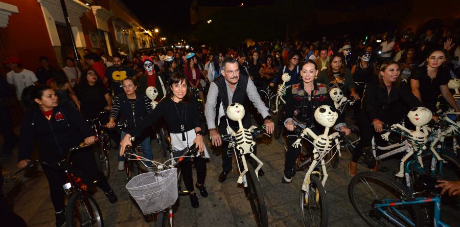 Recorridos en bicicleta enmarcan las festividades   de muertos en Oaxaca