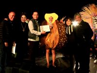 Representan celebración de Día de Muertos con concurso de disfraces