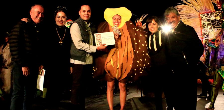 Representan celebración de Día de Muertos con concurso de disfraces