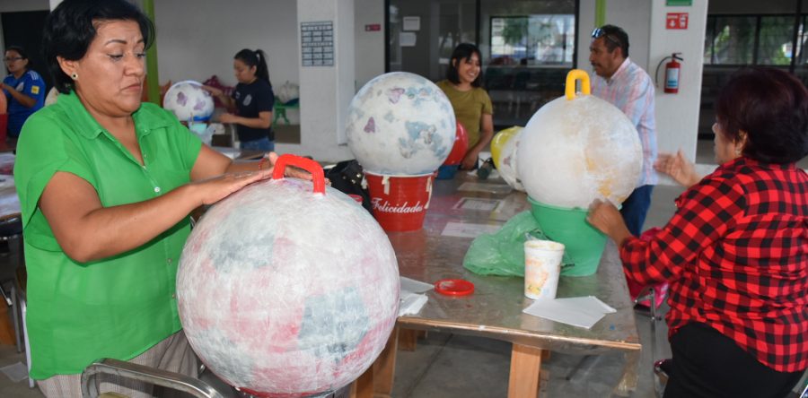 Imparten taller sobre elaboración de lámparas de papel