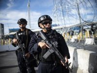 Trump autoriza a los militares abrir fuego contra migrantes