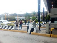 Toman habitantes de la Sierra Sur caseta de cobro en Huitzo