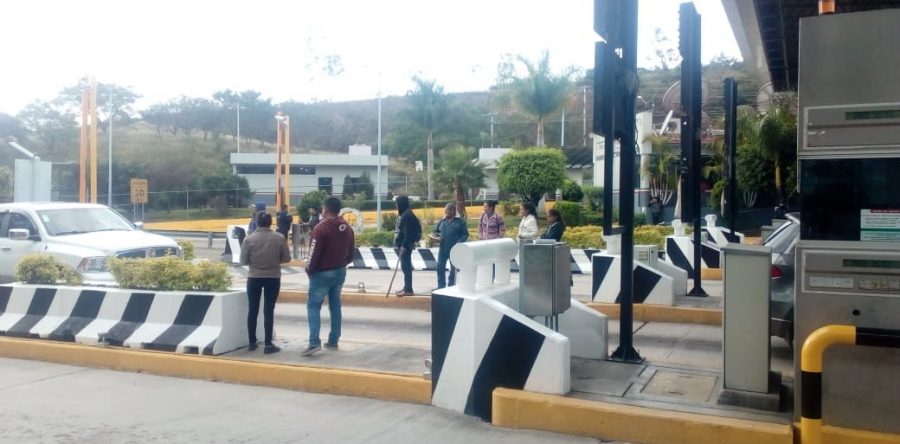 Toman habitantes de la Sierra Sur caseta de cobro en Huitzo