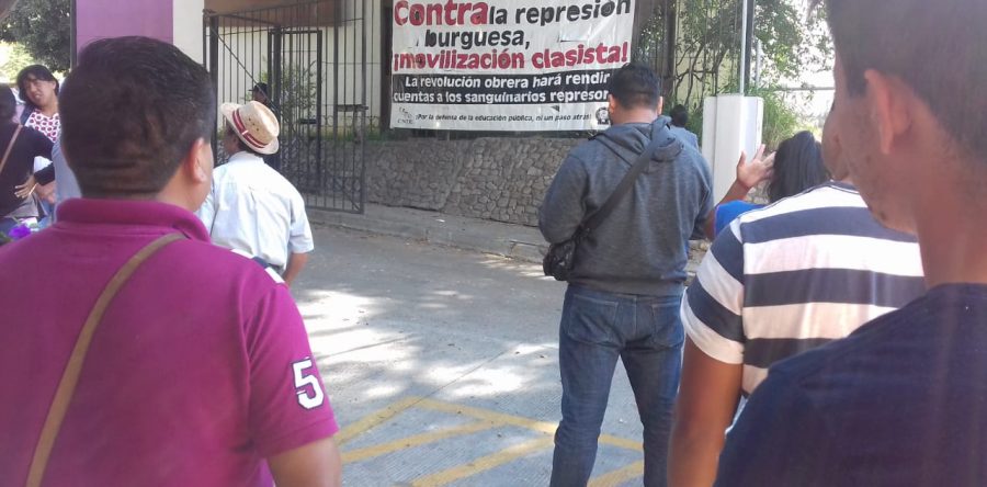 Se manifiestan maestros en Ixcotel en demanda de inocencia de su compañero