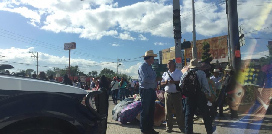 Marchan maestros de la Sección 22 al Congreso del Estado