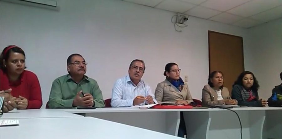 El comité de padres de familia de la Técnica 1 pide el recurso para la construcción de una escalera.