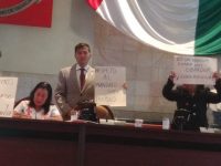 Diputados Morenistas protestan en la tribuna de la Cámara de Diputados