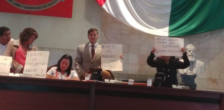 Diputados Morenistas protestan en la tribuna de la Cámara de Diputados