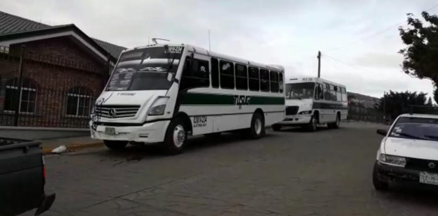 Retienen autobuses en Montoya para exigir salida de TUSUG en la zona